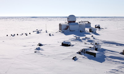 Verlassene Polarstation auf einer isolierten Insel Vize Island (Wiese) im Arktischen Ozean am nördlichen Ende der Karasee