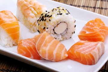 Sushi e bocconcini di salmone