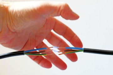 Stromschlag Gefahr, Hand elektrisiert sich