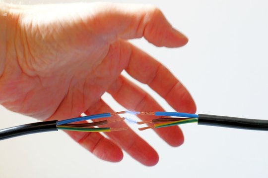 Stromschlag Gefahr, Hand elektrisiert sich