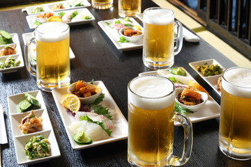 居酒屋の生ビールと料理 © BRAD