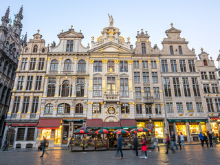 Naklejka premium Grand place in Brussels in twilight