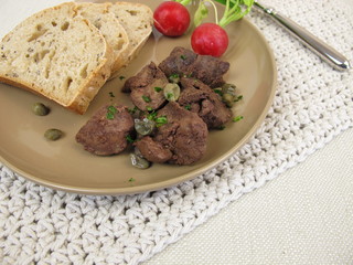 Brot mit Hähnchenleber und Kapern