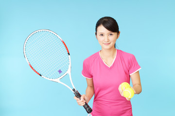 テニスを楽しむ女性