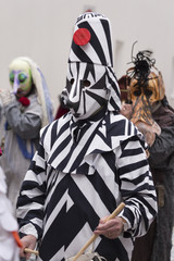Ein einzelner Teilnehmer der Basler Fasnacht 2016 mit einem Zebra-Kostüm und einer Trommel