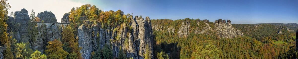 Fototapeta na wymiar Elbsandsteingebirge mit Bastei Panorama