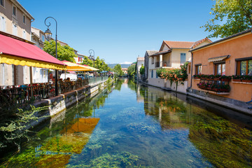 Fototapeta na wymiar L'Isle-Sur-La-Sorgue, small typical town in Provence, France