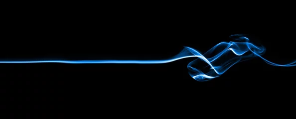 Photo sur Plexiglas Fumée Fumée de ligne bleue, isolée sur fond noir.