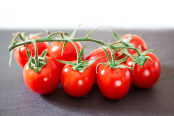 Cocktailtomaten auf Schieferplatte, makro