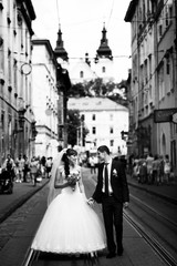 Obraz premium Cute adorable beautiful happy just married couple, stylish bouqu