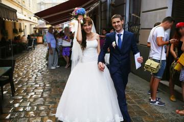 Naklejka premium romantic happy caucasian couple walks the streets of the ancient