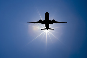 Flugzeug im Gegenlicht