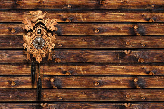 Kuckucksuhr auf Holzwand