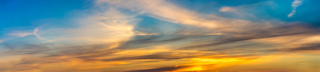 Fototapeta premium Panorama wschód i zachód słońca