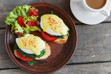 poached eggs benedict with spinach and tomato