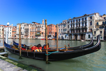 Fototapeta na wymiar Traditional Gondolas at Venice Rialto grand canal