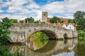 Rural Kent. View of Aylesford village  with medieval bridge and church in Kent, England. - obrazy, fototapety, plakaty