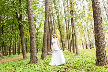 Beautiful bride posing in her wedding day