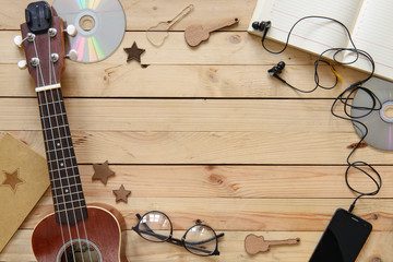 Naklejka premium Working table of musician or artist overhead view