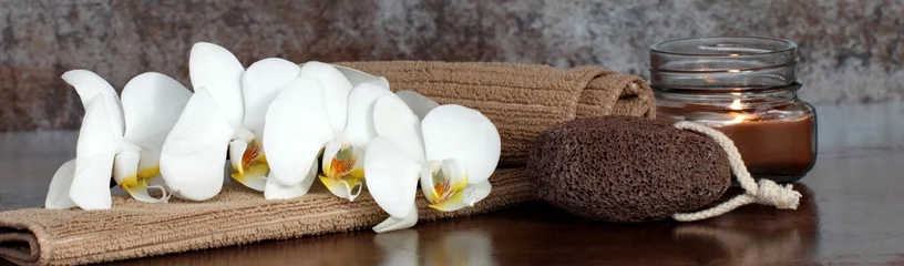 Rolgordijnen Orchidee met puimsteen en kaars © Racamani