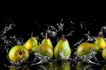 Naklejka na ściany i meble Pears fruits and Splashing water