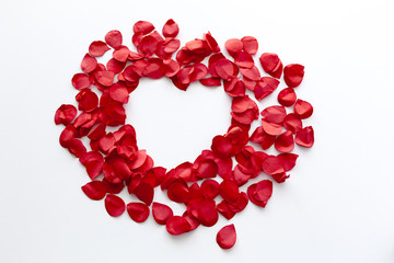 Cuore di petali rossi