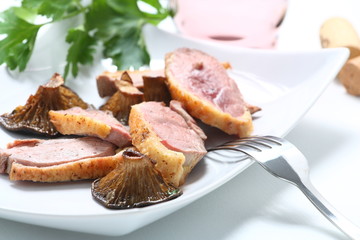 Petto d'anatra in padella con funghi