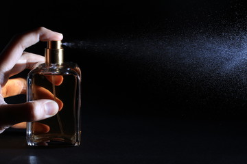 Naklejka premium Spray in the dark