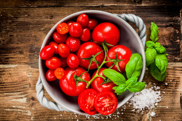 Tomaten auf einen Holzuntergrund