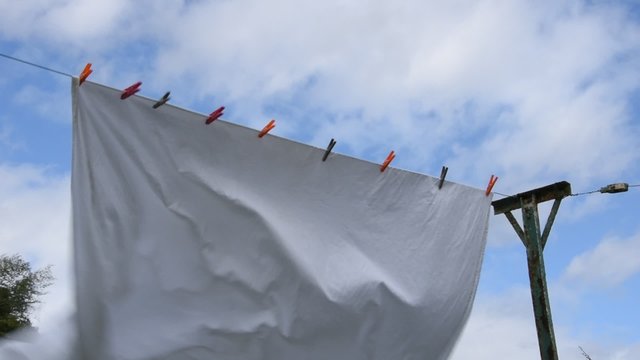 Un drap qui s&egrave;che au vent