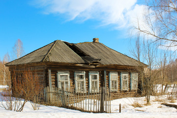 Fototapeta na wymiar Старый дом с провалившейся крышей