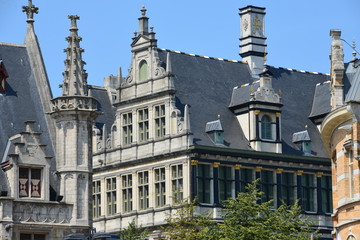 Fototapeta na wymiar L'un des pignons du majestueux Hôtel de Ville de Gand 