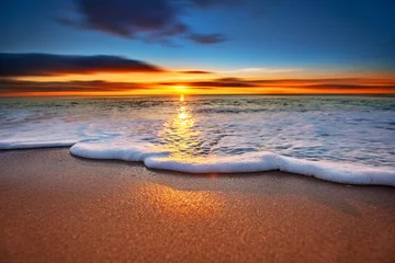 Photo sur Plexiglas Mer / coucher de soleil La lumière du lever du soleil brille sur les vagues de l& 39 océan.