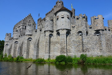 Fototapeta na wymiar L'imposante muraille du châteaux des Comtes de Gand