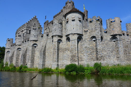 L'imposante muraille du ch&acirc;teaux des Comtes de Gand