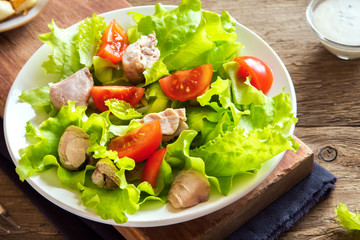 Chicken salad with tomatoes
