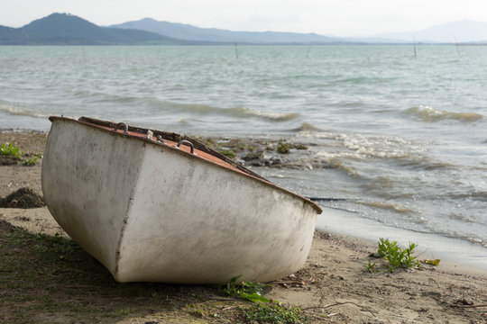 Vecchia barca abbandonata in riva al lago