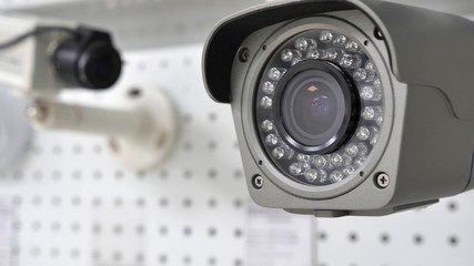 Камера видеонаблюдения на фоне второй камеры