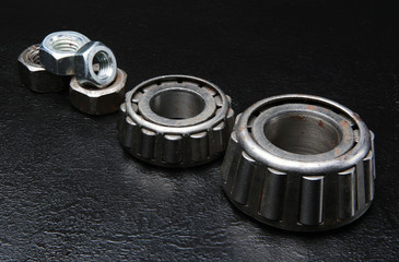подшипники и гайки на черном фоне © prohor08