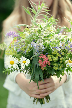 Mädchen mit Blumenstrauß