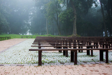 Obraz premium puste ławki amfiteatru w mglista pogodę
