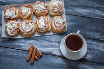 Closeup of several cinnamon buns 