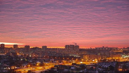 Fototapeta na wymiar Закат над городом, вечернее небо