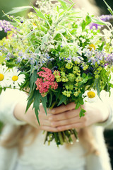 Mädchen mit Blumenstrauß