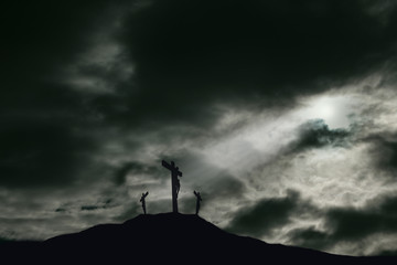 Obraz premium Ukrzyżowanie Jezusa na Golgocie z zaciemnionym niebem i kopią miejsca