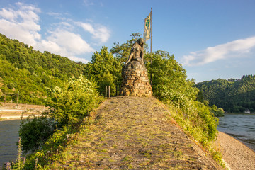 Hafenmole mit Loreley-Statue