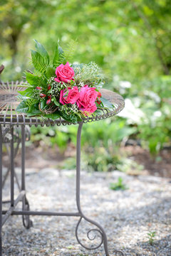 Blumen auf dem Gartentisch