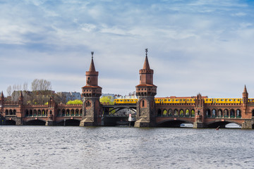 Fototapeta premium Berlin Oberbaumbrücke skyline