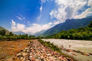 Photo sur Plexiglas Rivière Vue de dessus de la rivière Indus et de la vallée de la ville de Kargil avec des montagnes de l& 39 Himalaya et un ciel bleu nuageux en arrière-plan, Leh, Ladakh, Jammu-et-Cachemire, Inde