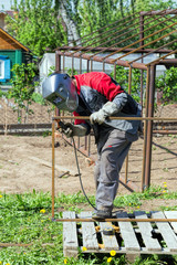 Welder greenhouse makes outdoors